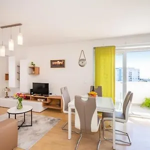  Apartment Bright